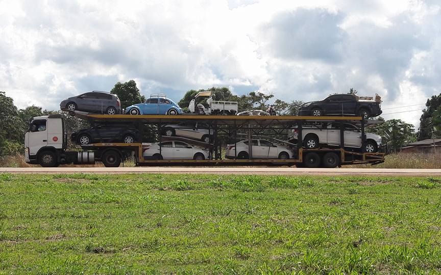 Caminhão cegonha da Goianão Transportes carregado de carros nos dois andares