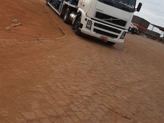 Carreta cegonha da Goianão Transportes no pátio, pronta para carregar veículos rumo a Belo Horizonte