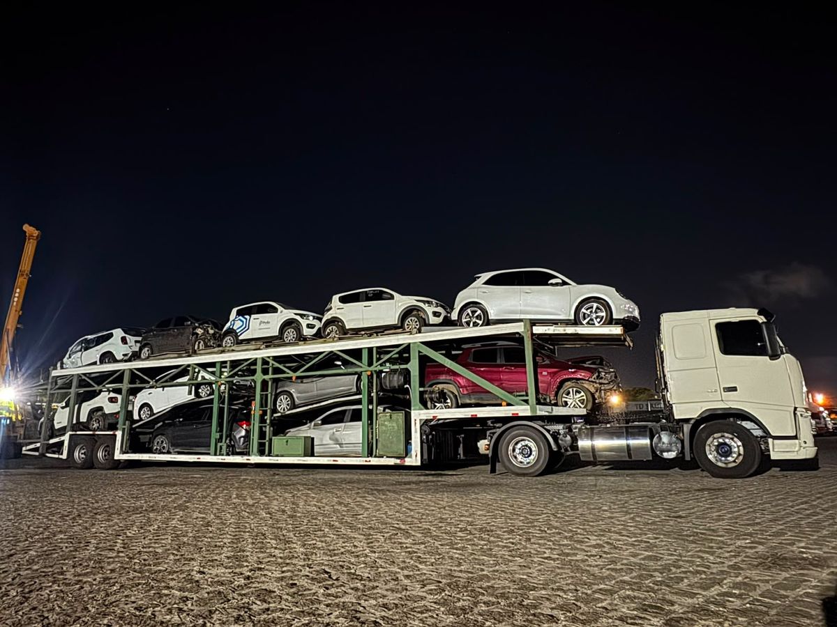 Cegonha da Goianão Transportes carregada de carros à noite, pronta para viajar a Cuiabá