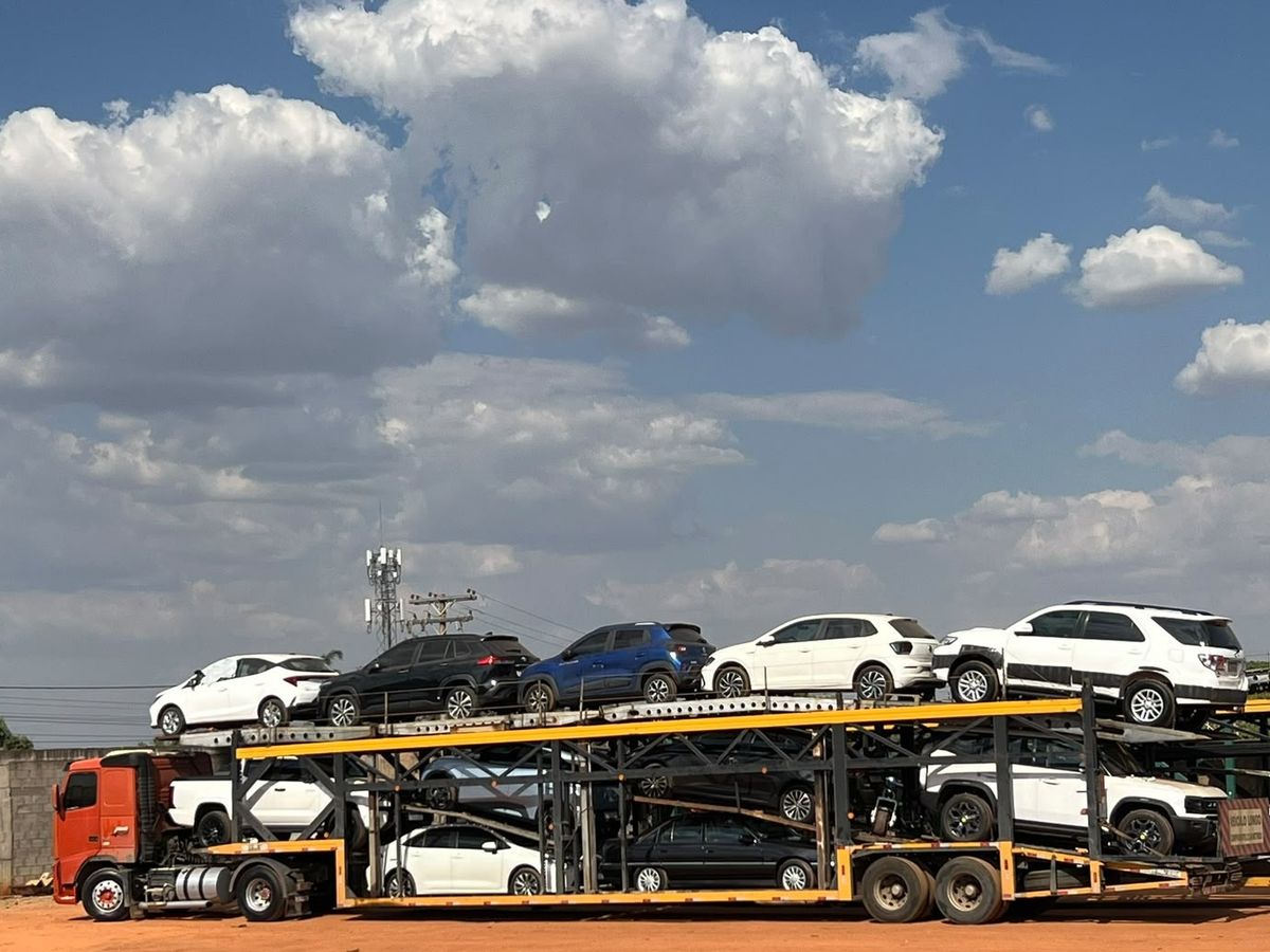 Cegonha da Goianão Transportes carregada de carros e SUVs no pátio, pronta para seguir a Brasília