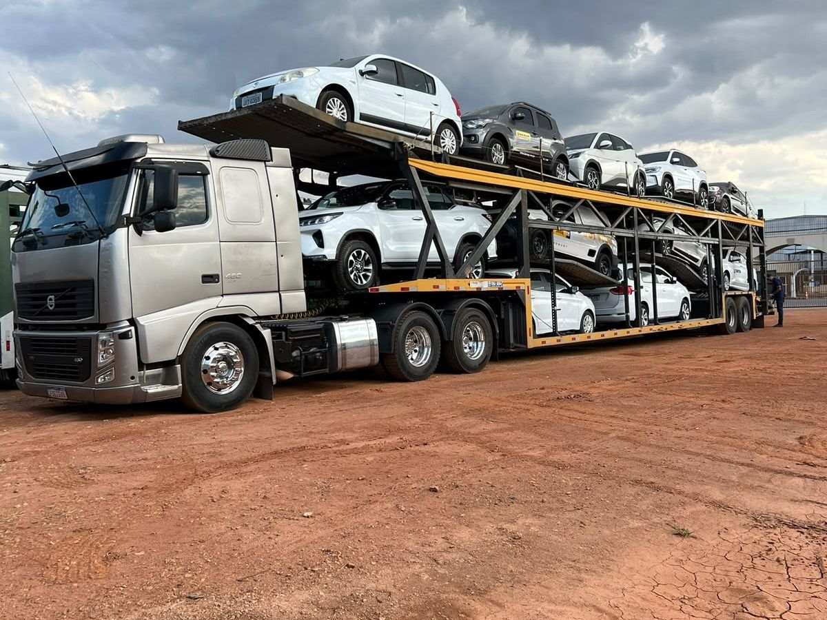 Cegonha da Goianão Transportes carregada de veículos para o transporte até o Tocantins