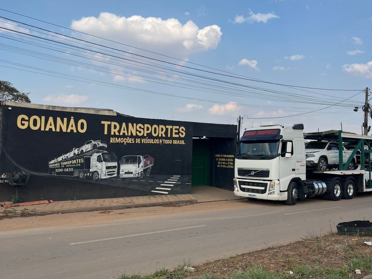 Fachada da sede da Goianão Transportes em Aparecida de Goiânia, com caminhão cegonha estacionado em frente