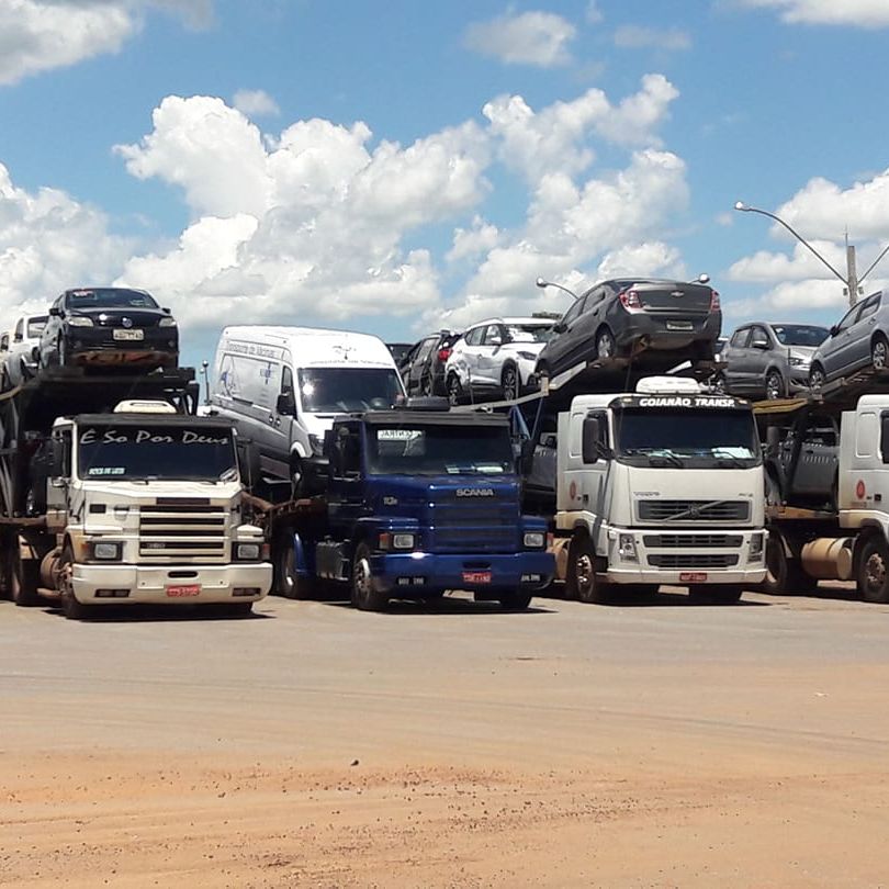 Frota própria de caminhões cegonha da Goianão Transportes no pátio em Aparecida de Goiânia