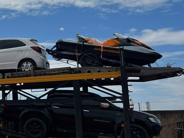 Jet-ski na carretinha transportado no andar de cima de uma cegonha da Goianão Transportes