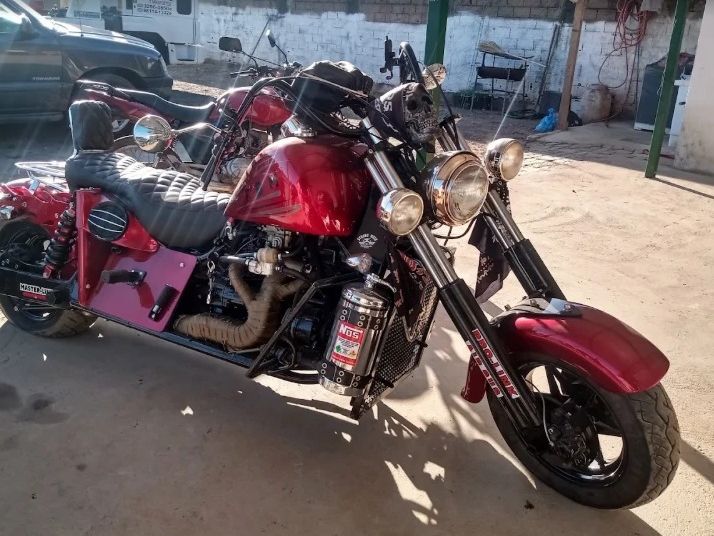 Motocicleta custom vermelha preparada para transporte de motos pela Goianão Transportes