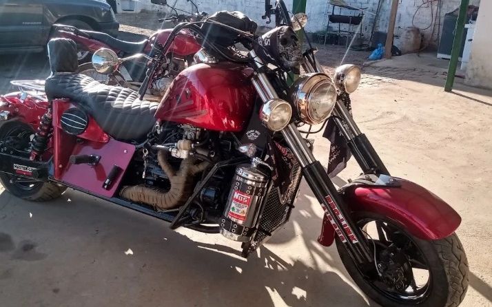 Motocicleta custom vermelha preparada para transporte de motos pela Goianão Transportes